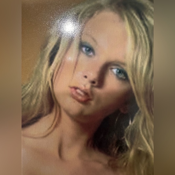 2 Framed Photos of Young Taylor Swift - Picture 4 of 6